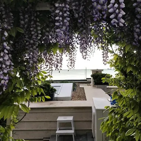 Вилла - Cosiness 4 Meters From The Sea Варна